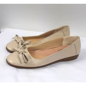 The TOG Shop Womens Size 7M Beige/Cream Leather Ballet Flats